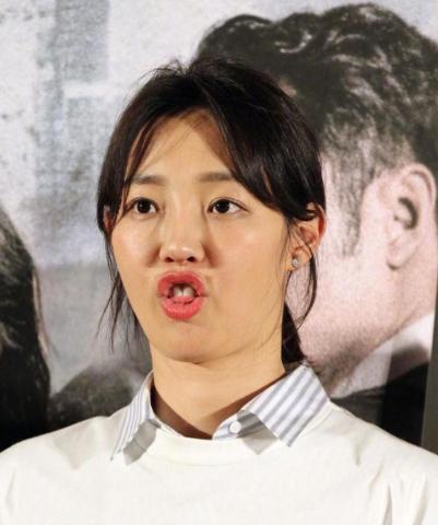 白百何出席活动，放声大笑比菜市场大妈都豪放真是亮瞎眼，淑女形象瞬间崩塌也是太尴尬