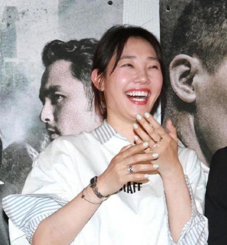 白百何出席活动，放声大笑比菜市场大妈都豪放真是亮瞎眼，淑女形象瞬间崩塌也是太尴尬
