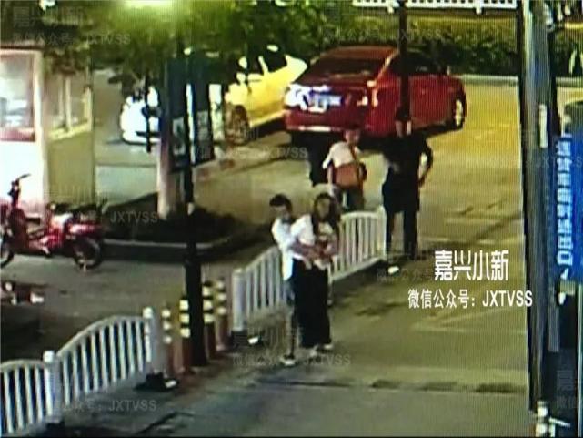 掺合情侣吵架 嘉兴海宁街头路人被打受伤
