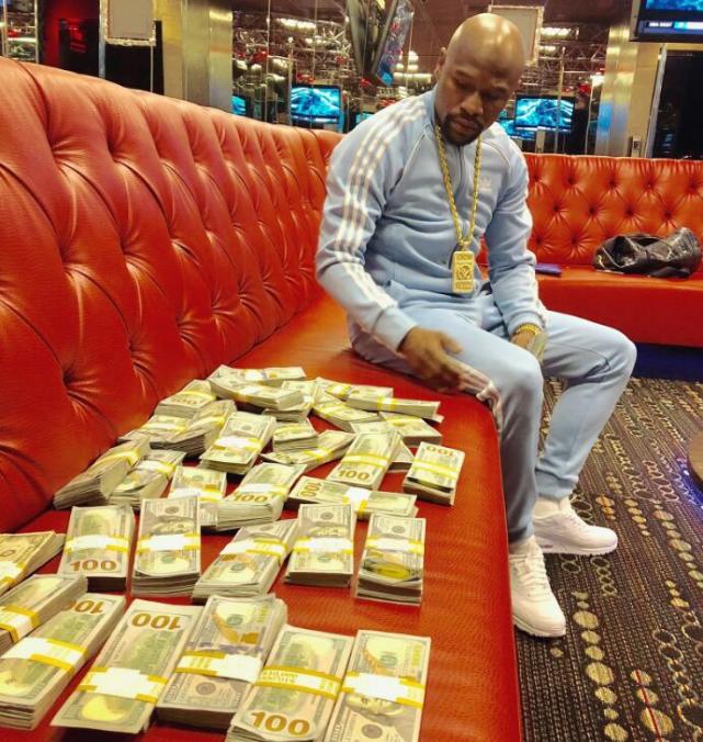 梅威瑟晒现金花式炫富:刺激仇富者 有本事自己