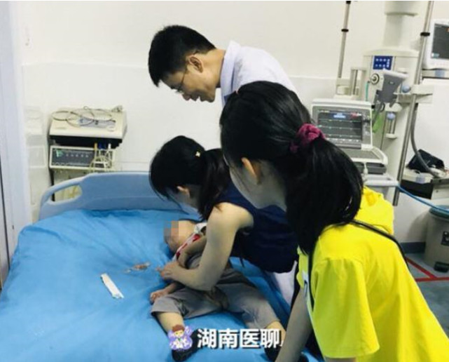 郴州一男童公交上突发抽搐口吐白沫 天气转热