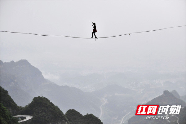 步步惊心!张家界天门山上演女子高跟鞋高空走
