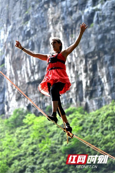 步步惊心!张家界天门山上演女子高跟鞋高空走
