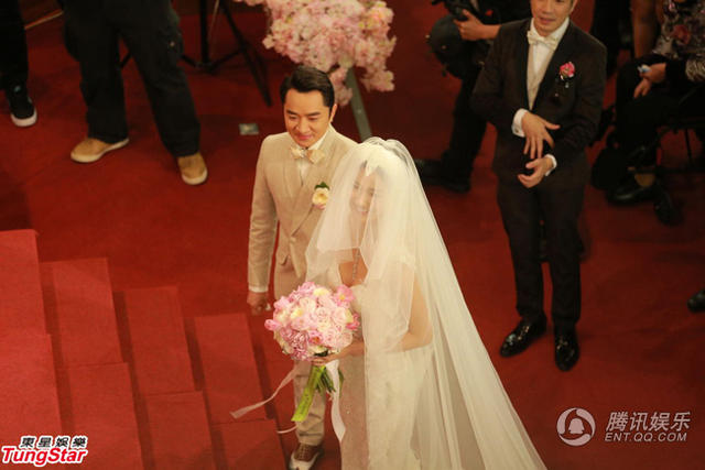 王祖蓝在教堂举行婚礼(来自:腾讯娱乐)