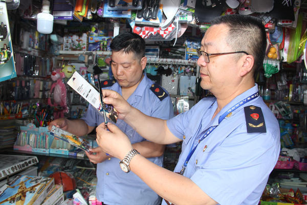 郑州小学门口玩具店卖尖刀 家长投诉后被查处