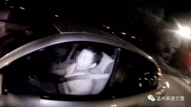 男子无证驾驶被查耍无赖 丢下小婴儿转身就走