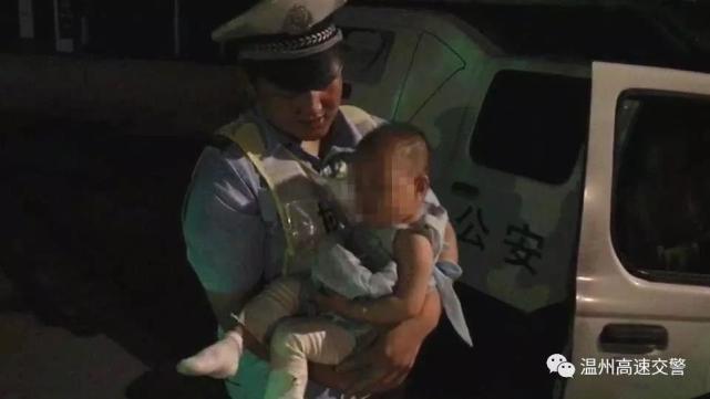 男子无证驾驶被查耍无赖 丢下小婴儿转身就走