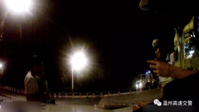 男子无证驾驶被查耍无赖 丢下小婴儿转身就走