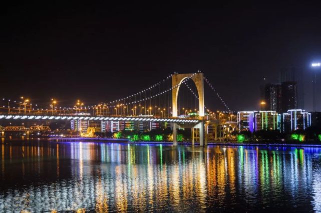 而乘坐游船在柳江上游览柳州夜景是最好的游览方式而柳江岸旁的美景也