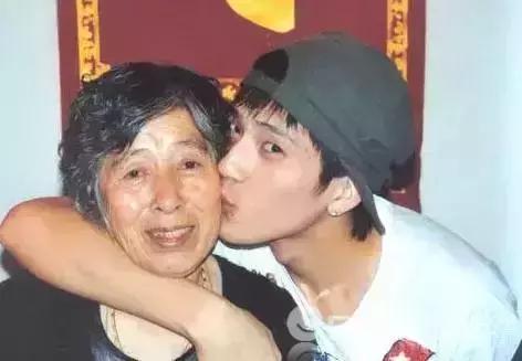 出生28天被亲妈抛弃，7岁见面却叫了声阿姨，他的童年好可怜！（组图） - 11