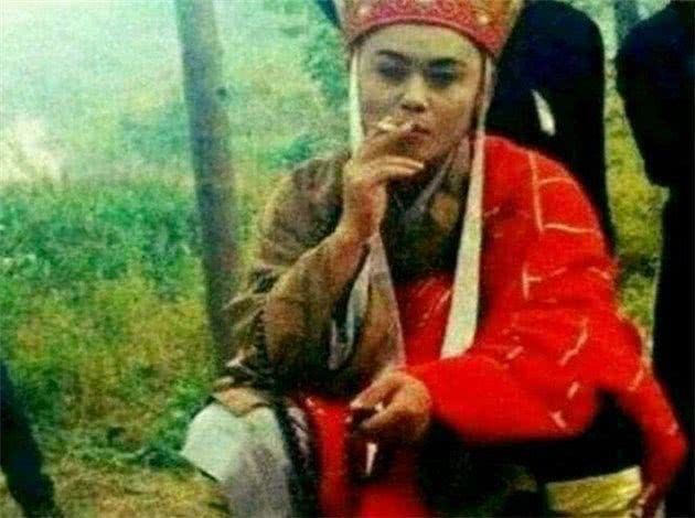 明星吸烟照被疯传，唐僧最搞笑，王宝强最羞涩，最后一个最帅气