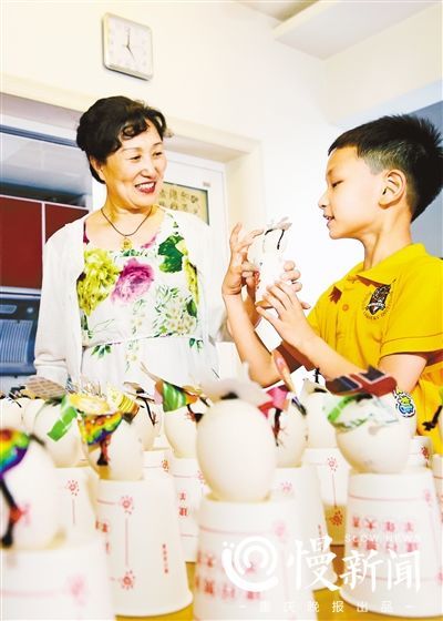 婆婆收集废弃物自制儿童节礼物 50多个蛋壳娃