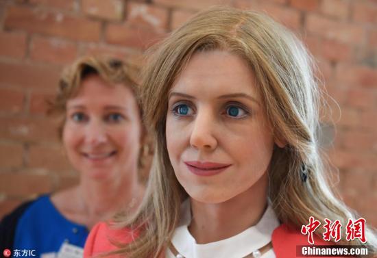 仿真机器人亮相德国高校 颜值不输校花