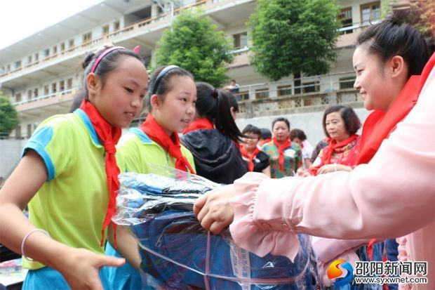 邵阳爱心妈妈带来空气能热水系统 情暖隆回乡