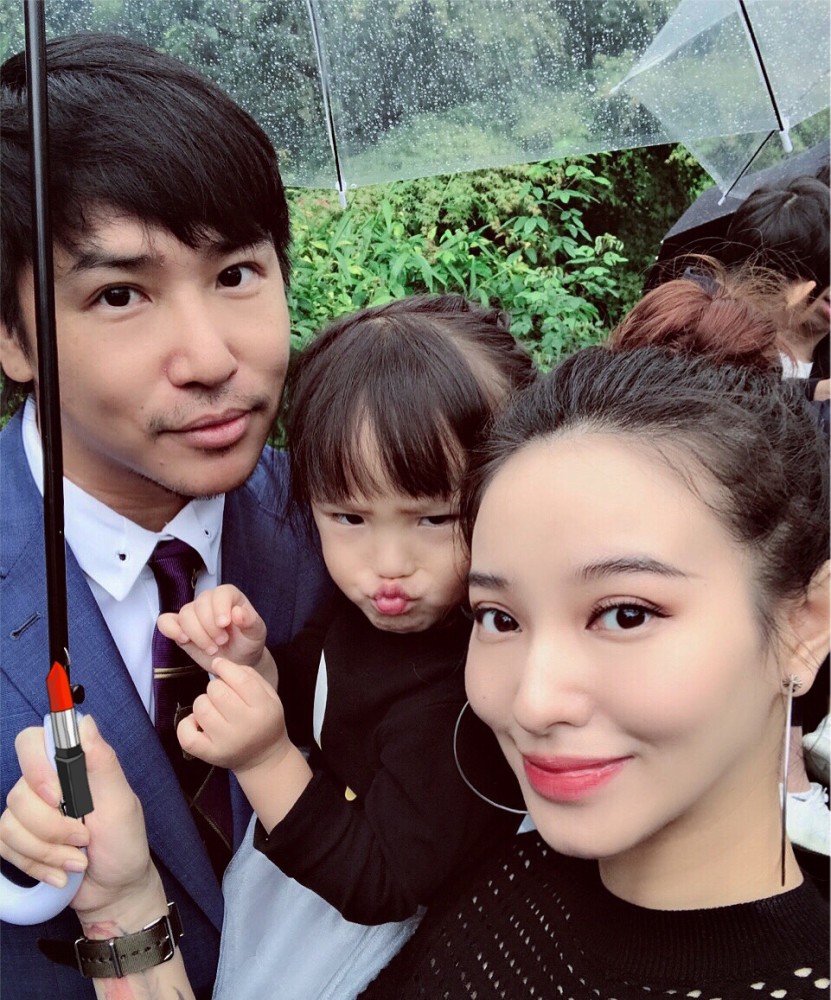 欧弟二胎睡觉似笑非笑好喜感,闭着眼睛也能看