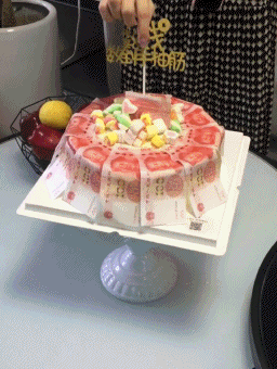 搞笑gif趣图:如此诚意满满的生日蛋糕,每个人都会想要
