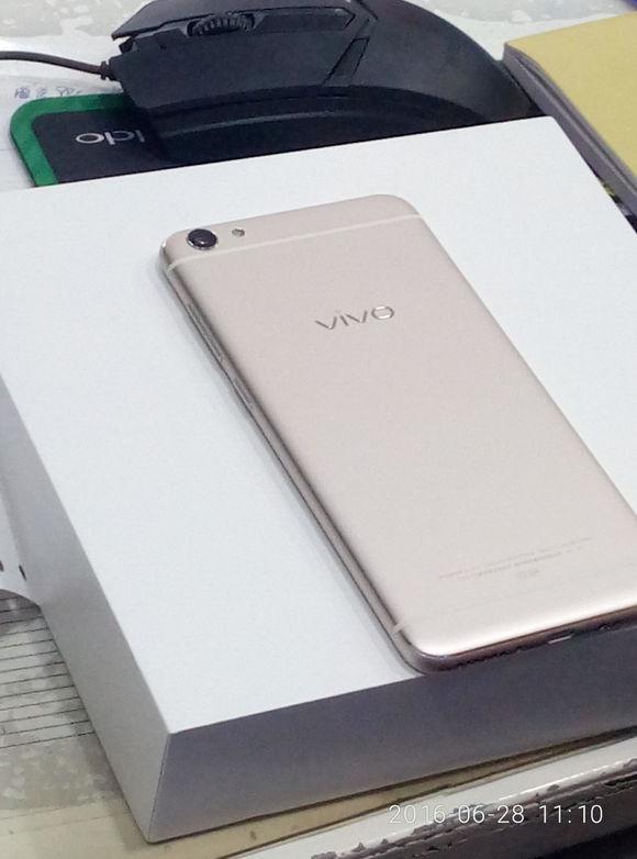 vivo X7曝光 这和OPPO简直是一个妈生的