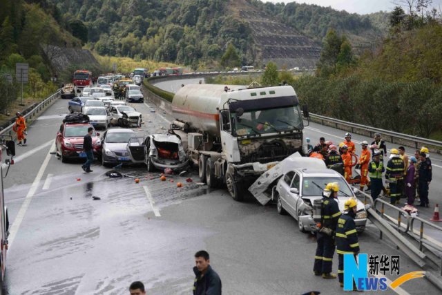 厦蓉高速9车连撞 1家3口2人死亡