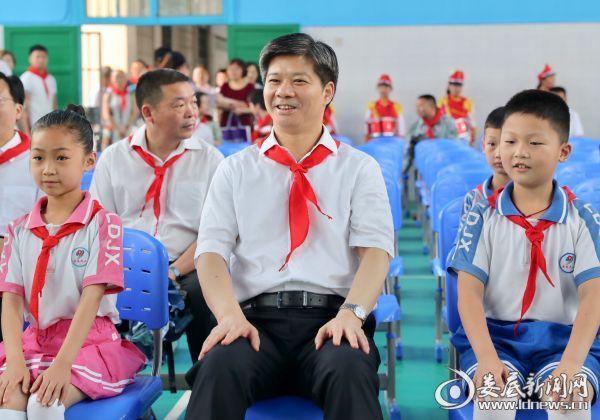李荐国勉励全市少年儿童:从小听党的话 长大后