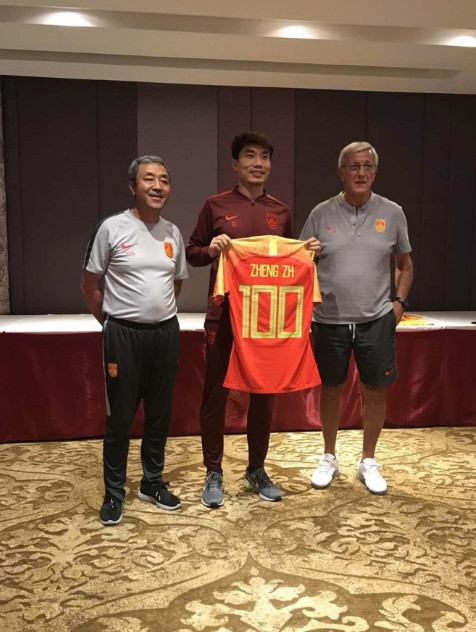 郑智领取国足百场球衣 中国之队官方:向100智