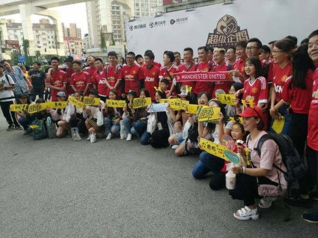 世纪会面!鹿晗粉丝团合影曼联球迷团 迷妹:加油