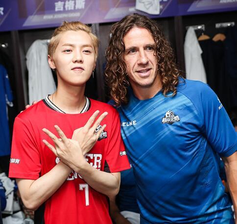 鹿晗探访国际传奇队更衣室引发骚动 大合影站