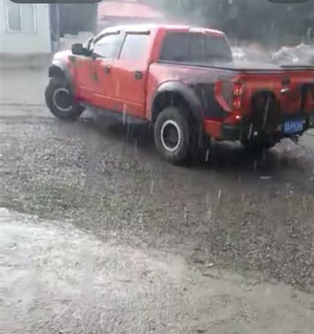 房山区石楼镇支楼村出现冰雹.