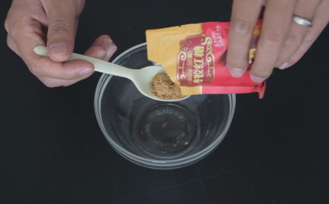 我们先在容器内加入两小勺子红糖,红糖的颜色会吸引蚊子