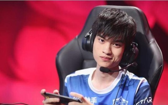 KPL元老小渝凌晨发博:不知还能坚持多久 想对