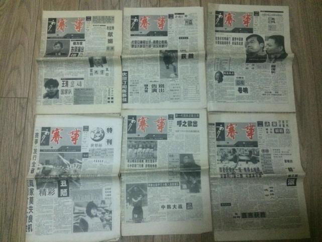 爱好收藏球迷:家中近万本足球杂志 为足球藏品