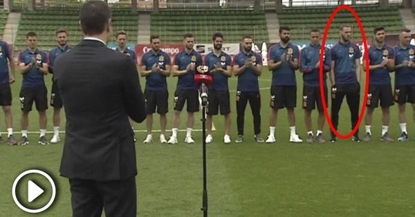 西班牙首相为伊涅斯塔颁十字勋章 德赫亚双手