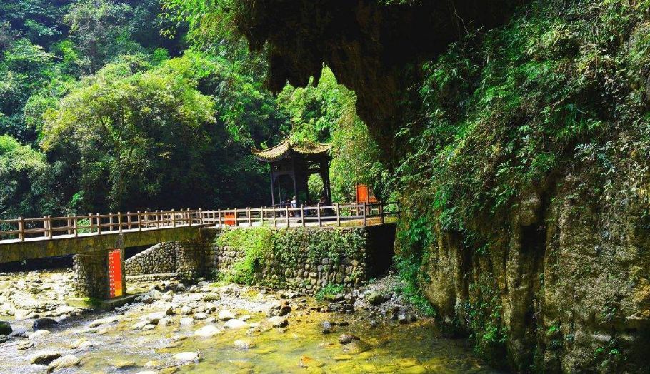 万盛黑山谷路线:重庆-内环快速路-兰海高速-綦万高速-黑山镇-黑山谷