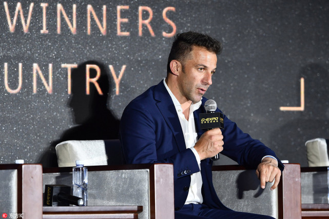 众星云集世界足球峰会 皮耶罗、小贝、安胖预