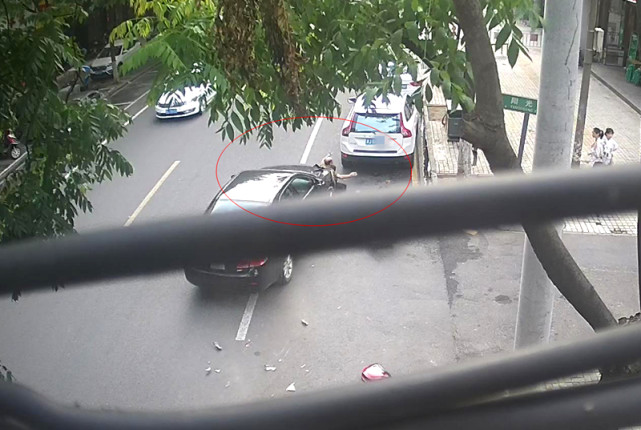 常德:女子无证驾驶致一死两伤 负责任的不止她