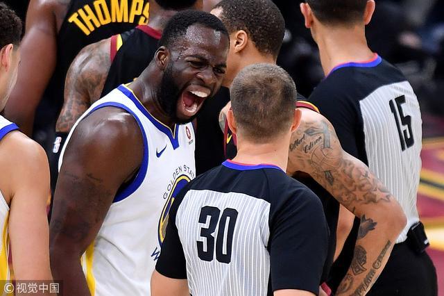 直击[¨詹姆斯]-黑色主题没能带来胜利 球迷议