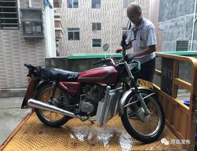 厚街果農(nóng)暴雨中過河時(shí)被沖走，幸被路過村民救起