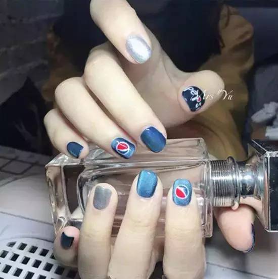 最近火的不要不要的可乐美甲款,女孩子都表示