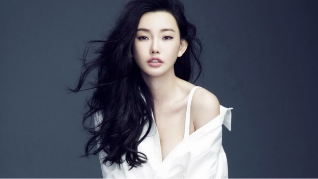 《澳门风云》中饰演主人公石一坚的女儿阿彩的童菲皮肤白嫩清纯