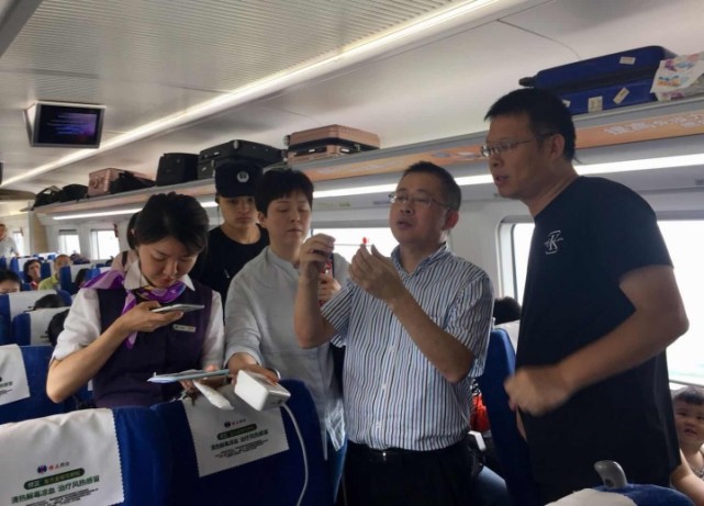 高铁女乘客发烧全身抖 温都记者电联医生求救