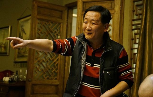59岁老戏骨梁天独自现身机场，衬衫堆满褶皱、穿着朴素无人识