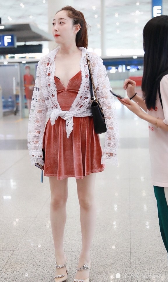 蒋梦婕性感现身机场,这次"林黛玉"身材好有料