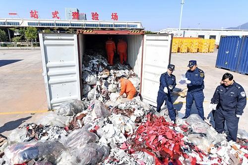 2017年12月21日,厦门海关严厉打击“洋垃圾”走私。 记者林善传摄