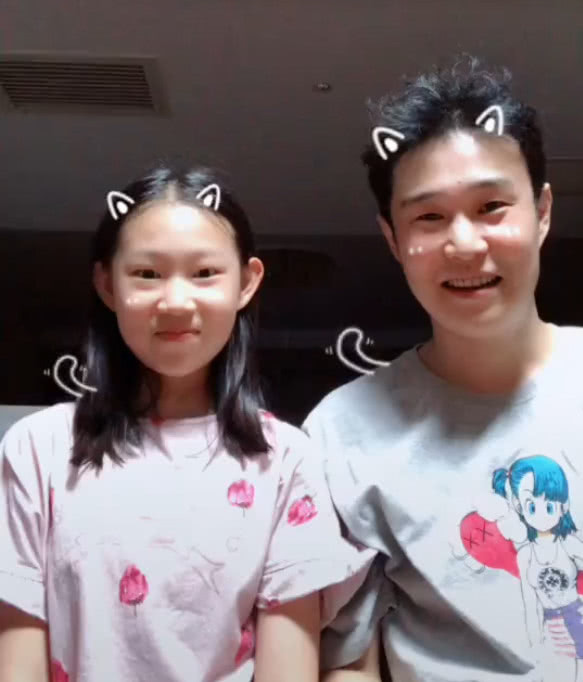 小沈阳12岁女儿沈佳润变美!边唱歌边涂口红，嘴角上扬自信满满