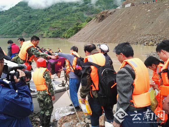 丽宁部分路段塌方千人滞留