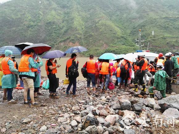 丽宁部分路段塌方千人滞留