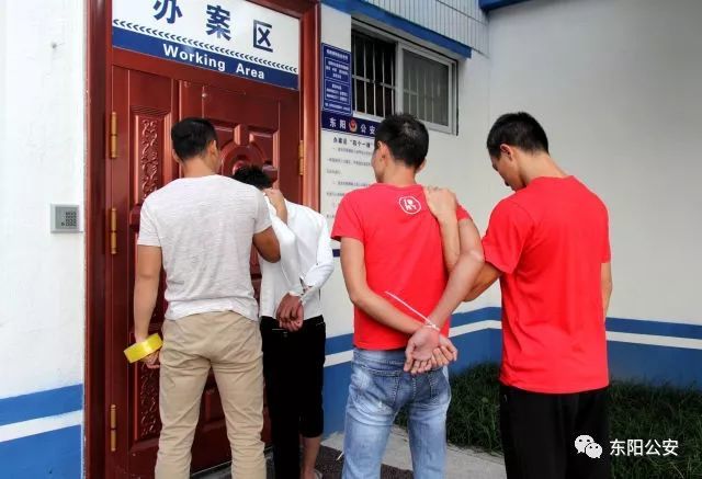 昏暗小房间藏猫腻 71名男女当场被抓