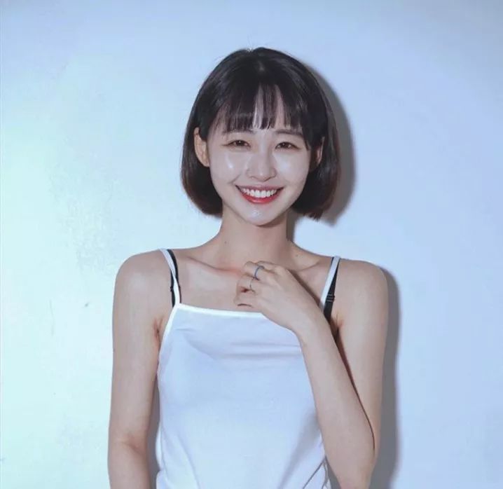 女生短发发型图片,中短发烫发发型显脸小