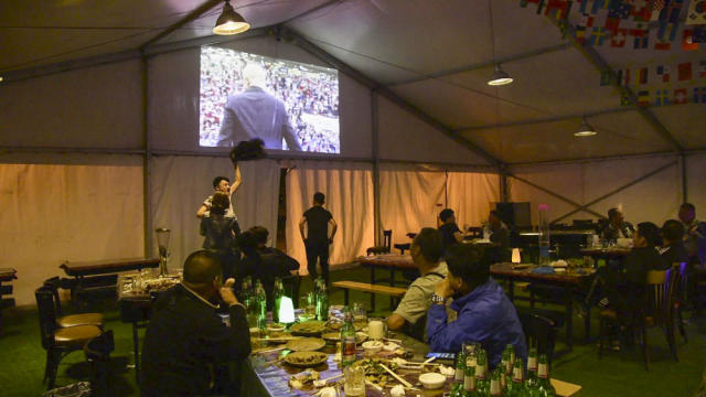 中国球迷的世界杯,地摊撸串看球赛,谁赢咱都开