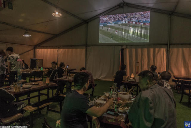 中国球迷的世界杯,地摊撸串看球赛,谁赢咱都开