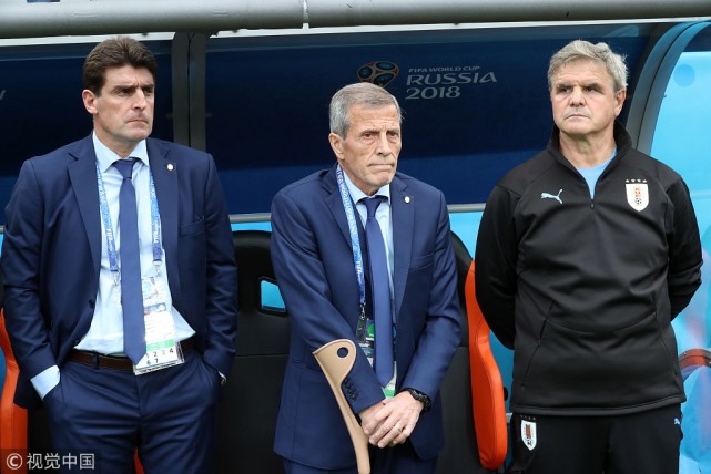 乌拉圭71岁老帅艰难站起挥拳庆祝 单手拄拐惹